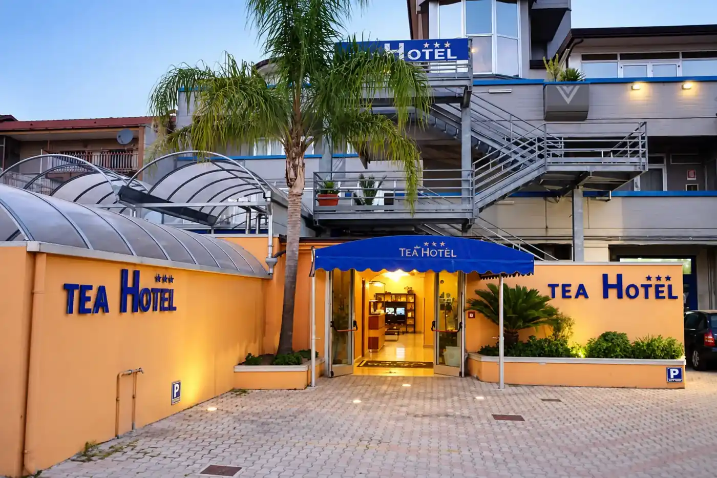 Ingresso ed esterno del Tea Palace Hotel a Casapulla