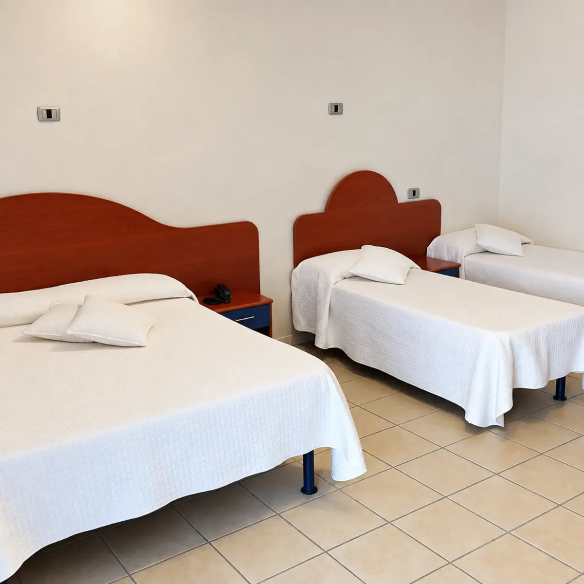 Camera familiare con letto matrimoniale e due letti singoli